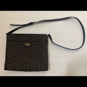 Beautiful barely used COACH messenger bag.